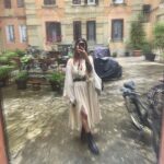 Daniela Collu Instagram – WOW
sostantivo
1.
Fluttuazione del suono registrato su un supporto mobile (disco o nastro magnetico), dovuta a fluttuazione lenta della velocità di rotazione o di scorrimento del supporto stesso.
2.
Come inter., uau. Nel Mondo