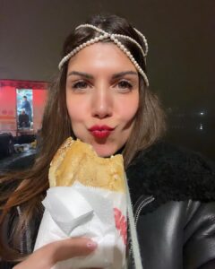 Daniela Collu Instagram - 31/12/2023 - 1/1/2024 Dodici ore, dalle cinque alle cinque in bellezza ♥️ Grazie Torino, è stato bellissimo ✨ Outfit @gentile_milano @thefrankieshop @tela9official @gianvitorossi Diadema @demetra.milano Styling @la_sara_kane del mio cuore, e un grazie speciale a @verygentile @mirca.accorsi @around.studio