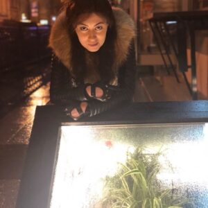 Dariya Voskoboeva Instagram - Привлечение удачи состоит из трех этапов:
1️⃣Избавление от психических блоков
2️⃣Создание пространства для удачи
3️⃣Укрепление своей удачи.
Итак, предлагаю вам выполнять эти несложные упражнения в том порядке, в котором они изложены. Вы будете удивлены, когда увидите результаты этих занятий:
.
👉Избавление от психических блоков.
Чтобы привлечь в свою жизнь удачу и процветание, для начала необходимо избавиться от внутренних блоков, которые мешают нам жить, препятствуют потоку благополучия и успеха.
Древние полинезийские кахуны, или духовные целители, великолепно знали метафизику. Метафизическое упражнение, которое я попрошу вас сделать, принесет поразительный эффект. Оно заимствовано из практики кахунов и отнимет у вас не более трех минут. Сделайте его сейчас: .
Расслабьтесь глубоко, как вы научились делать.
🍂Спокойно сидите пару минут, сосредоточив внимание на ритмичности вашего дыхания.
🍂Обратитесь к вашему подсознанию. Прикажите волнению, беспокойству, страху, самоуничижению, пессимизму и другим нежелательным негативным эмоциям и качествам оставить ваше тело.
🍂Скажите своему подсознанию, что в следующее мгновение после окончания упражнения вы встанете и потрясете сначала правой ногой, затем левой ногой и все эти негативные чувства навсегда оставят вас.
🍂Представьте, что вы встаете, выходите из дома (желательно к мусорному баку), по очереди трясете ногами и серое вещество стекает с вас на землю.
🍂Представьте, что вы освободились от всех негативных переживаний. Теперь вы уверенны, сильны и готовы к великим свершениям.
🍂Закончите упражнение.
🍂Выйдите из дома и энергично потрясите сначала правой, затем левой ногой. Уйдите с этого места.
🍂Встаньте прямо и обратите внимание на то, как хорошо и уверенно вы себя чувствуете.
Если вам интересно расскажу о двух остальных этапах 😘
.
.
#ДарияВоскобоева #осень #спб #экстрасенс #знакизодиака