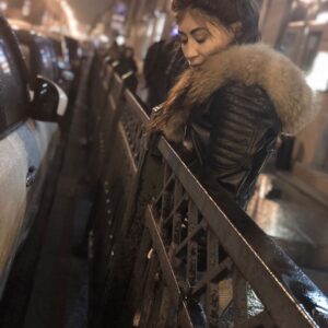 Dariya Voskoboeva Instagram - Давайте закончим рабочую неделю простой и действенной медитацией, она должна научить вас отпускать все плохое и радоваться каждому моменту 😀.
🙏Переведите все свое внимание на дыхание. Скользите вниманием вниз, к животу, позволяя ему смягчаться по мере того, как ваше дыхание углубляется.
🙏Теперь повторяйте про себя «Делая вдох, я успокаиваюсь. Делая выдох, я улыбаюсь». Повторяйте это как мантру столько раз, сколько надо, пока не ощутите изменение настроения.
🙏Заметьте, как слегка поднимаются уголки губ — даже если вначале вам приходится делать это специально и через силу. Заметьте, как дыхание становится более ровным и глубоким. Эта небольшая улыбка приносит с собой расслабление и обещает вашему телу и уму, что «все будет хорошо».
.
Кто из вас практикует медитацию пишите в комментариях 👇🏻
.
.
#ДарияВоскобоева #осень #спб #экстрасенс #медитация