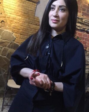 Dariya Voskoboeva Instagram - Вы когда-нибудь чувствовали себя полностью увязшим и истощенным😞? Это чувство еще более обостряется, когда вы пытаетесь удалить кого-то из своей жизни🤬? Вы когда-нибудь пытались удалить какого-то человека из своей жизни только потому что он регулярно появлялся в ваших мыслях и как будто удерживал ваш разум от чего-то🤨? Если вы ответили «да» на любой из этих вопросов, тогда вы можете испытывать энергичную связь между вами и другим человеком через так называемый «энергетический провод».
.
Энергетический провод похож на энергетическую связь, которая развивается между двумя людьми. Сюда могут входить родственники, бывшие супруги, дети, любовники, нынешний супруг, близкий друг или даже коллега👨🏻‍💻. Эти провода образуют трубы, соединяющие вас от чакры к чакре. Энергия свободно течет по этим трубам между людьми, однако временами поток энергии является односторонним, истощающим.

Если вам кажется, что вы удалили человека из  своей жизни, тем не менее, он все еще истощает вашу энергию, тогда вам нужно предпринять шаги, чтобы отрезать эти провода для вашего собственного физического, умственного и эмоционального благополучия. Также могут быть люди, которых вы не можете удалить из своей жизни, однако вы обнаружите, что ваша энергия при общении с ними истощается, например, это может быть какой-то  член семьи. Вы все равно можете отрезать эти провода, чтобы сохранить свои собственные энергетические уровни📏.
.
Признаки и симптомы тяжелой энергетической связи включают:
📌Глубокие чувства грусти, гнева и депрессии по отношению к своему прошлому.
Регулярные споры с кем-то в уме.
📌Амнезия.
📌Преследование кого-то из вашего прошлого через социальные сети и тд.
📌Отсутствие интереса к хобби, занятиям и отношениям.
📌Частые разговоры с каким-то  человеком в вашем сознании.
📌Желание отомстить за свое прошлое.
📌Неконтролируемый крик, эмоциональное крушение.
📌Нарушенный режим сна. 📌Постоянные воспоминания или эмоции, связанные с человеком, который присутствует в вашей жизни.
📌Часто вспоминаете то, что было сказано в прошлом.
📌Отказ от новых предложений и приглашений.
Пишите если у вас такое было, и в следующем посте я расскажу как отрезать энергетические провода 👇🏻