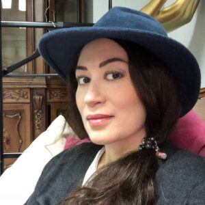 Dariya Voskoboeva Instagram - Давайте сегодня поговорим о контроле своих эмоций 😃
Мы должны идентифицировать чувства, которые расстраивают нас👆
.
По мнению нейробиологов, если мы идентифицируем чувства, которые нас сбивают с толку, их воздействие станет «более мягким». Понятно, что мы не можем контролировать полностью наши эмоции🤔. По крайней мере, мы можем попытаться это сделать, но это очень сложно, особенно в непредвиденных ситуациях. Однако практика осознанности поможет нам уменьшить негативное влияние этих эмоций. Участникам исследования было предложено посмотреть на изображения лиц людей, где они выражали разные эмоции😡.
.
Участники восприняли эмоцию просто, посмотрев на изображение, что увеличило активность в миндалине. Однако после того, как каждый из участников обозначил, какие эмоции были на лицах людей, активность в миндалине снова уменьшилась. Почему😱? Потому что понимание точной эмоции уменьшало способность эмоций к захвату. Другими словами, признание того, как вы чувствуете, помогает побеждать неправильные эмоции😛.
А вы умеете контролировать свои эмоции?
.
.
#ДарияВоскобоева #осень #спб #экстрасенс #эмоции