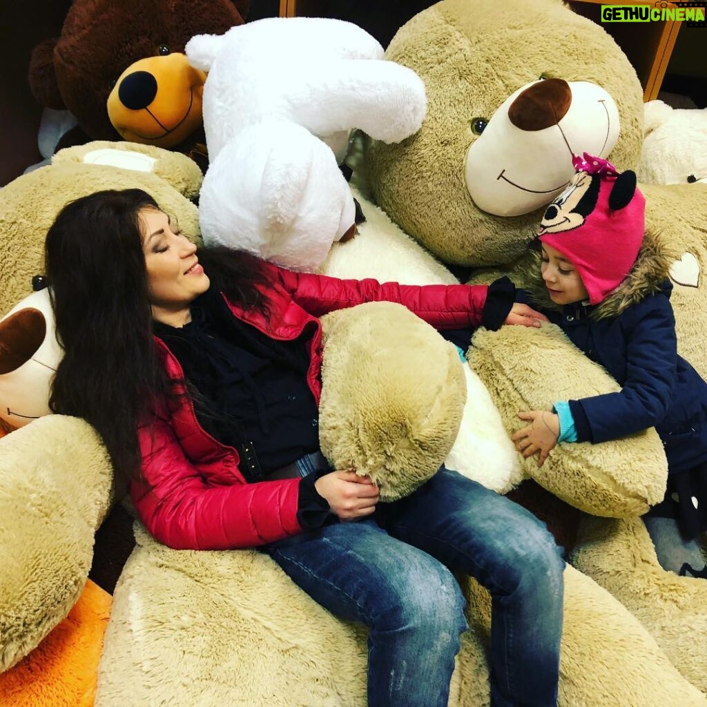 Dariya Voskoboeva Instagram - С днём рождения доченька! Теперь у тебя есть свой собственный огромный медведь! 🎉🎁🎊🎀🎈🍭🍬🐻 #медведь #подарок #дочка #любовь #дети #дариявоскобоева