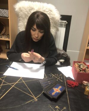 Dariya Voskoboeva Instagram - Поговорим о внутренней мудорсти😌?
Ваша внутренняя мудрость посылает вам руководство к жизни. Эти сообщения отправляются вам днем и ночью. Ваша внутренняя мудрость - это ваша собственная частная радиостанция, маяк, кинотеатр и сирена о том, какие пути нужно выбрать, а какие следует избегать, когда вы преодолеваете все приливы и потоки вашей жизни🙌.
.
Из-за удивительного разнообразия способов, которыми могут быть отправлены сообщения от вашей внутренней мудрости, и многих способов, которыми мы можем осознать их, нет простых правил или простых шагов, которые мы всегда можем использовать, чтобы находить и доверять им. Некоторые говорят о том, что им нужно расслабиться, чтобы получить доступ к своей внутренней мудрости. Другие говорят о медитации, гипнозе и других способах, с помощью которых можно обойти наш сознательный ум😯.
Наша внутренняя мудрость исходит из глубины бессознательной части нашего разума. Она содержит комбинацию всего, что мы знаем, и мыслим вместе с сообщениями, которые выходят за наши пределы. Даже сообщения, которые мы получаем от нашей души, духа и других высших уровней, часто вводят нас через наше бессознательное и затем передаются нашему сознательному разуму в двусмысленных, неясных и пустых странных путях. Ваша внутренняя мудрость даёт вам сигналы 🚦? .
.
#ДарияВоскобоева #тв3 #дневникэкстрасенса #мудрость