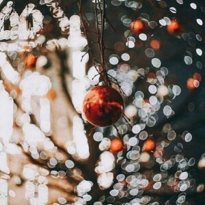 Dariya Voskoboeva Instagram - Новый год 🎄 уже совсем скоро, а я хочу создать вам атмосферу волшебство 🙌
.
Начну с ритуала, который называется «три шара на ёлке» 🎱
.
Женская роль в этом новогоднем ритуале — подобрать подходящее место и украсить нашу зеленую красавицу игрушками, шарами и блестящей мишурой 🥳.
.
Важное правило — каждый Новый Год покупаем 3 новых шара.
.
Первый шар 🔴— усилитель основного нашего желания на весь год. Для «зарядки» его энергией намерения приложите шар к сердцу, мысленно представляя желание исполненным. Повесьте его на самые верхние ветки новогодней ели.
.
Шар второй 🔵— символ богатства и процветания. Загадайте материальное желание, пристально смотря на шар и заряжая его своей энергией. Его место — в середине дерева.
.
Третий шар ⚪️ символизирует всю нашу планету, поэтому при его «зарядке» пожелайте исполнения мечты в Новый Год всем людям Земли. Украшаем им нижнюю часть елки.
.
.
#ДарияВоскобоева #осень #спб #экстрасенс #прогноз