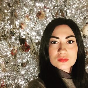 Dariya Voskoboeva Instagram - Вот несколько методов, которые вы можете использовать, чтобы узнать больше о своей прошлой жизни🙏!
.
1. Проанализируйте, что привлекает, интересует или создает чувство ностальгии в вас 🙌
Вы можете почувствовать сильное влечение к какой-то культуре или традиции, к которой вы не принадлежите в этой жизни. Это может быть что угодно от племенных танцев Зулу до конфуцианства в каком-нибудь замке в Англии.
.
2. Обратите внимание на повторения в ваших снах 😴
Сосредоточьтесь на тех снах, которые очень похожи на реальность, особенно если эти сны повторяются. Вы, возможно, получаете сообщения от самой глубокой части вашего подсознания. Поэтому, если ваши сны часто сопровождаются чувством одиночества, которое вы не можете объяснить, это может быть рана, которую вы несете с собой из прошлой жизни!
.

3. Задайте намерение. Повторите его 🔄
Будьте уверены в том, что вы хотите узнать, когда думаете о своей прошлой жизни. Задайте себе вопросы, на которые вы хотите ответить, перед тем, как ляжете спать или перед медитацией. Делайте это часто.
.
4. Подумайте о людях, которых вы привлекаете в свою жизнь 🌎
Посмотрите, можете ли вы распознать общий поток наиболее болезненных уроков, которые вы должны были изучить у окружающих вас людей. Некоторые считают, что мы рождаемся в определенной группе душ, и все, кто в ней участвует, должны работать вместе, чтобы разрушить кармический цикл.
.
5. Взгляните в зеркало или посмотрите в воду (водоема, к примеру) 💦
Сядьте поудобнее и выключите свет. Сосредоточьтесь на своих вопросах и сосредоточьтесь на своем мышлении. Через некоторое время ваше лицо начнет трансформироваться. Обратите внимание на изменения.
.
.
#ДарияВоскобоева #осень #спб #экстрасенс #новыйгод