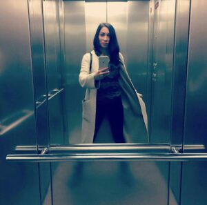Dariya Voskoboeva Instagram - Вы в отношениях с человеком, который чрезмерно много думает? Вот несколько фактов, о которых вы должны знать!
.
1. Стоп 🛑
Не говорите им, чтобы они перестали думать. Это скорее побудит их еще больше думать о том, что может произойти.
.
2. Выражайтесь предельно ясно 🤔
Всегда четко выбирайте слова. Люди, которые очень много думают, анализируют абсолютно все; так что будьте честны и прямолинейны с ними.
.
3. Истина ☝️
Настаивайте на своем, не притворяйтесь и не поддавайтесь.  Ваш партнер должен знать, кто вы есть на самом деле.
.
4. Уверенность 💪
Ваш партнер должен иметь полное доверие к вам. Он не будут чувствовать себя в безопасности рядом с вами, пока не будет полностью уверен в вас.
.
5. Оптимизм 😃
Чересчур много думающие люди склонны мыслить негативно; таким образом, оптимистичный подход с вашей стороны им очень поможет.
.
6. Личное пространство🤚
Такие люди боятся обязательств, поэтому дайте им достаточно времени и личного пространства, чтобы  они могли нормально функционировать. В этом случае они будут доверять вам больше.
.
7. Выражение чувств 💏
Дайте возможность своему партнеру выражать свои чувства. Они будут чувствовать себя более решительными.
.
8. Они ценят все 🙌
Они замечают все ваши маленькие поступки и ценят благие намерения. У них самих заботливое сердце.
.
9. Раздражительность 👿
Легко раздражаться, когда ваш партнер нуждается в постоянном одобрении или  выдвигает бесконечные теории заговора! Но постарайтесь слушать их и проявлять любовь и заботу, которую вы в свою очередь получаете от своего партнера.
.
10. Детали🕵️‍♂️
Вашему партнеру нужно знать больше деталей обо всем. Они хотят знать ВСЁ. Кроме того, они очень пунктуальны и хотят, чтобы все было основано на графике.
Знакомы ли вам эти черты?
.
.
.
#ДарияВоскобоева #осень #спб #экстрасенс #отношения