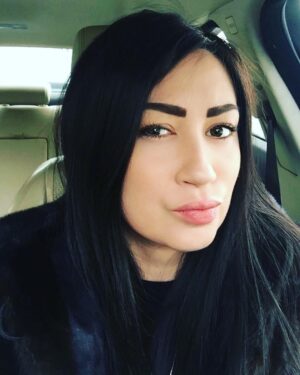 Dariya Voskoboeva Instagram - В предыдущем посте я говорила о кармическом долге, и о 4х этапах, давайте теперь их разберём ?
.
Этап 1: Сильное желание 🤔
Возможно, вы давно мечтали о каком-то красивом платье, и поделились этой мечтой с подругой, а она взяла и купила платье вашей мечты. Или, может быть, ваш парень обманул вас со своей коллегой... В любом случае, ваше желание, чтобы карма настигла эти людей, очень велико.
.
Ведь вы искренне верите в то, что вы хороший человек, и надеетесь, хотите и молитесь, чтобы кто-то получил по заслугам за то, что причинил зло такому доброму человеку как вы.
.
Этап 2: Положительная вера🙏
Это самый правильный и одновременно легкий путь; вы прокладываете путь к лучшей жизни и стараетесь оставлять позади всё то, что может тянуть вас ко дну.
Грубые люди, вредные коллеги, завистливые друзья и токсичные отношения не должны иметь места быть в вашей жизни. И если с этой точки зрения вы считаете, что у вас все в полном порядке, вы спокойно можете двигаться дальше и жить полной жизнью.
.
Этап 3: Посткармическая стадия 🙌
И вот, наконец, это случилось ... если вам повезло стать свидетелем кармы, которую каждый заслужил (в том числе, и вы заслужили свою добрую карму), то вы добрались до третьего этапа. Вы в недоумении: ведь вы получили вознаграждение за своё ваше позитивное мышление.
Все те добрые поступки, которые вы совершали в последнее время, наконец-то Вселенная разглядела и отплатила вам доброй кармой, потому что вы лучший человек.
Вам удалось преодолеть темные полосы в своей жизни и увидеть свет в конце туннеля. А это значит, что всё начинает наживаться.
И по логике вещей, было бы замечательно, если бы этапы Кармы закончились на 3-й стадии. Вселенная была бы выровнена, и вы смогли бы наслаждаться жизнью, на которую влияют положительные вибрации доброй кармы.
Однако, есть еще заключительный этап…
.
Этап 4: Что теперь❓
Итак, карма свершилась, ваши обидчики получили по заслугам. Это означает, что вы победили. В этом случае вы можете почувствовать даже некоторое облегчение, вы счастливы, но затем это ощущение проходит.
Продолжение 👇🏻
