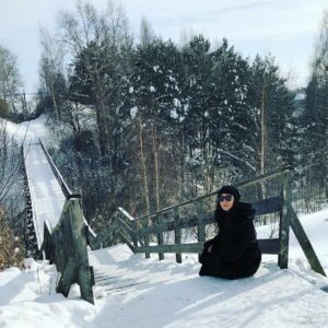 Dariya Voskoboeva Instagram - Принято считать, что у поколения двадцать первого века совершенно другая жизнь, которая отличается от той, что была у наших бабушек и прабабушек. Конечно же, с точки зрения высокотехнологичных технологий и развития многих сфер, наша жизнь претерпела значимые перемены🙌.
.
Материальные вещи в большой цене, и для многих именно материальные ценности становятся превыше духовных. Они становятся приоритетными☝️.
.
Кармический долг 🙏
Однако некоторые моменты остаются неизменными. Например, за все, что мы совершаем в жизни, приходит расплата. И эта истина неизменная. Рано или поздно каждого из нас настигнет та самая карма. Мы должны всегда помнить о трёх вещах🤞:
.
"Все в этой жизни происходит неслучайно" "Сила позитивного мышления существует", а также "Все возвращается к нам бумерангом".
.
По моему опыту, есть несколько этапов! Нередко мы используем карму как способ справиться с хорошими и плохими ситуациями. В процессе желаний и необходимости она влияет на нас поэтапно.
.
Из 4, интересно узнать о каждом этапе 😉?
.
.
.
#ДарияВоскобоева #осень #спб #экстрасенс #отношения