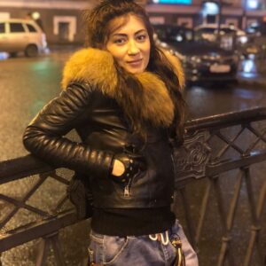 Dariya Voskoboeva Instagram - Многие меня спрашивают, как избавиться от страха! Давайте поговорим об одном из методов 👇🏻
Перестаньте искать препятствия🤚
«Это чересчур сложно», «Я слишком устал», «У меня нет времени». Сколько раз эти соображения заставляли вас отказываться от возможностей и не делать что-то важное? Мы выдумываем препятствия, чтобы не признаваться самим себе, что попросту боимся👊.
Эти оправдания выглядят убедительными и в наших глазах, и в глазах других людей. Но ведь на самом деле масштаб препятствия зависит только от нашей оценки. Мы можем рассматривать его как преграду, а можем — как вызов. Не преувеличивайте его масштаб, не делайте из мухи слона и двигайтесь вперед🏃‍♀️.
.
#ДарияВоскобоева #осень #спб #экстрасенс #страх