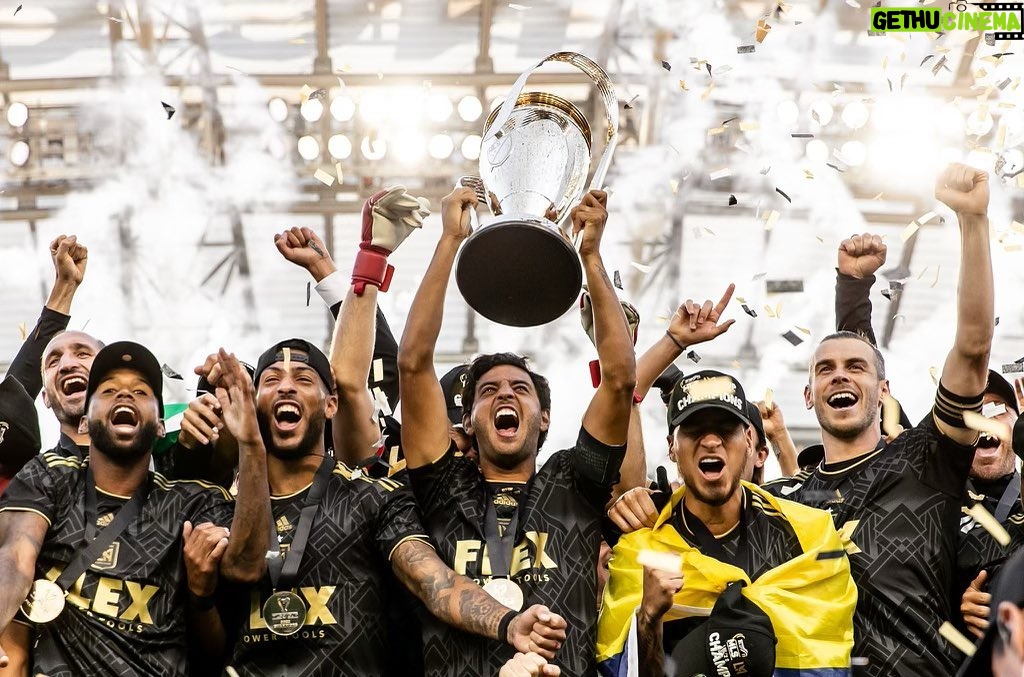 Dave Farrell Instagram - Sometimes, a picture is worth a million words. Congrats @lafc ! Absolutely incredible season, and a final that I still can’t believe actually happened! 🖤💛