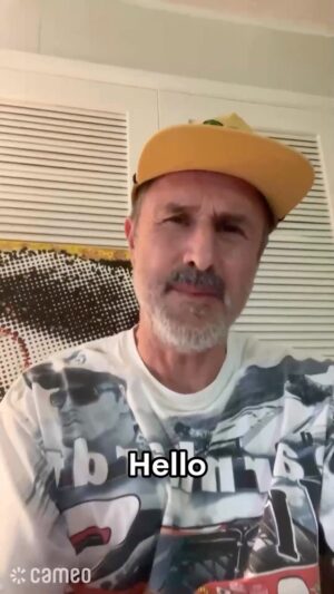 David Arquette Instagram - Make your 90s Mom scream with this surprise 😱

 The legendary @davidarquette is on Cameo! Request this wrestling icon and star of Scream and Never Been Kissed for Mother’s Day and beyond.