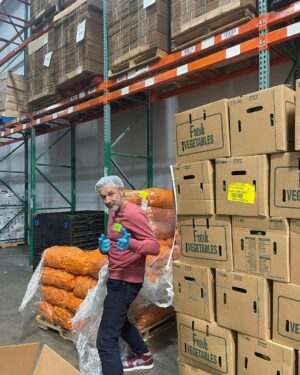 David Arquette Instagram - My #happy place @feedingamerica at the @2harvestmidtn #foodbank #volunteer #nashville #tennessee #thevolunteerstate it was a little cold for @christinaarquette