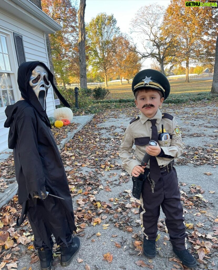 David Arquette Instagram - The Strike is over! Yay!!! Now I can show photos of my kids from #halloween #scream #ghostface #deputydewey