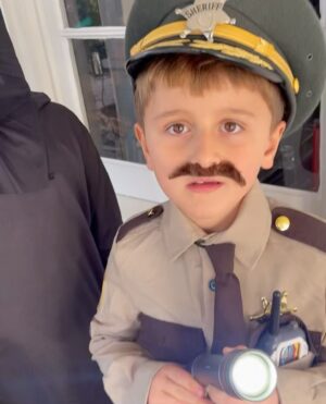 David Arquette Instagram - The Strike is over! Yay!!! Now I can show photos of my kids from #halloween #scream #ghostface #deputydewey