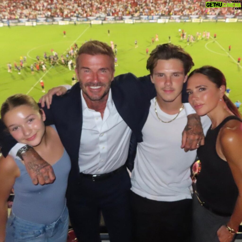 David Beckham Instagram - WOW what a night in Dallas 🩷🖤 thank you for the Love 🩷🖤 what a game 🇺🇸 @intermiamicf @victoriabeckham @cruzbeckham #HarperSeven we missed you @romeobeckham @brooklynpeltzbeckham 🩷🖤