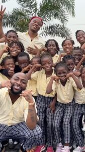 Davido Instagram - The @dreamcatchersda bodied the dance for FEEL so much that I needed to link up with them ⏳These kids are changing the music world everyday we need this type of energy 🌎 tag me in your videos ⏳