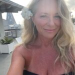 Deana Carter Instagram - PERFECT day today!! And a gardenia hair accessory straight from our garden! Happy Tuesday! 🥰💐 Bud & Alley's Restaurant