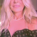Deana Carter Instagram - Tune in tonight to @opry & @circleallaccess to catch me with @carrieunderwood @michaelraymusic & more! 🙌🏻💞🙌🏻💞🙌🏻 Gon’be fun! Grand Ole Opry