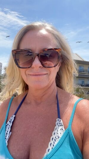 Deana Carter Instagram - #TGIF y’all!! 🥰🏝️🎶🌊