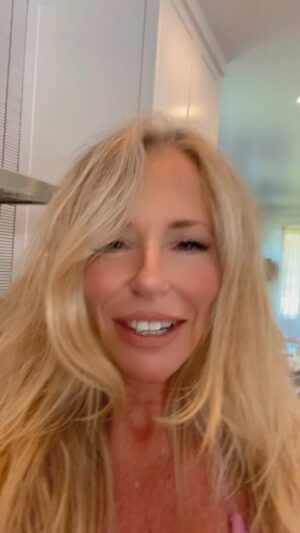 Deana Carter Instagram - Headin’ into the #weekend #healhty and #happy 💕 and wishing you the same! #TGIF #bewell #blessings #bikinilife 🙌🏻🏝️🌞 🙏🏻🥰