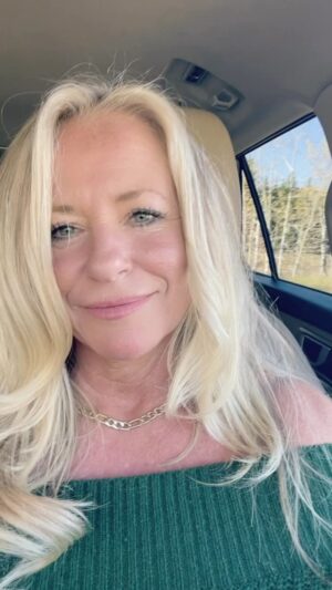 Deana Carter Instagram - #TGIF and hope everyone’s well! We will resume TGIF-isodes next week :-) We are adventuring in Jackson Hole & loving this beautiful #fall season. Y’all have a great weekend :-)❤️