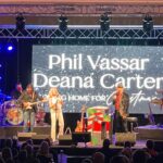 Deana Carter Instagram - Awesome time w/ @philvassar , @thecharlestonplace ! The @rivieratheater in one of my FAV towns on earth! #THANKYOU #CharlestonSC ❤️🎄❤️🎄❤️🎄❤️