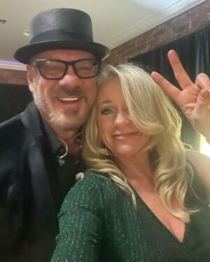 Deana Carter Instagram - Thank you Hampton, VA! #cominghomeforchristmas tour w/ @philvassar 🎄🙌🏻