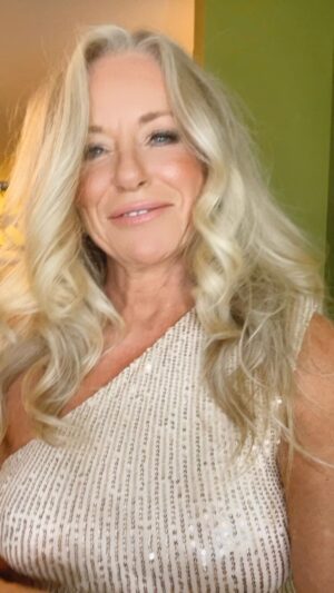 Deana Carter Instagram - Playing shows & having a ball! Y’all come see us! 👏🏻 Deana.com for tour dates & more! @citywinerynyc @citywineryphil