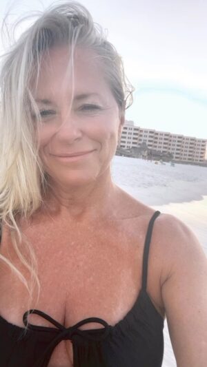 Deana Carter Instagram - Looking to the #weekend! Sending love ❤️