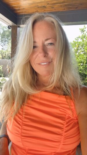 Deana Carter Instagram - Crazy whirlwind trip of gigs…WY, MT, then NC, VA, MD!! Always good to be home for a quick minute & try to nurse my little #homestead along. The Moms & some friends help with the plants & pups 🐶 while we’re gone! 💦🌺 🍅 🌶️ 🫑 🌻 💞 Actually got a workout in today with @sharonvfit 💪🏼Takes a village!