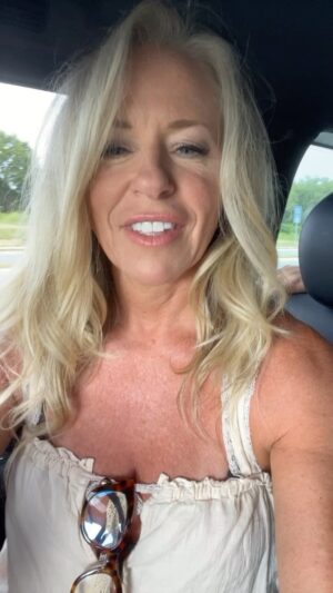 Deana Carter Instagram - Thank you for an AMAZING SHOW last night in Kannapolis, NORTH CAROLINA!! We love you!! ❤️