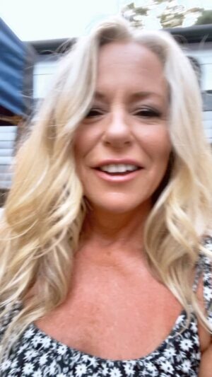 Deana Carter Instagram - I’m o Saturday, Saturday, Saturday nights all right! 🙌🏻🎉👏🏻❤️👏🏻❤️👏🏻❤️ ‘Bout to RAWK!!! 🎶 🎸 🙌🏻