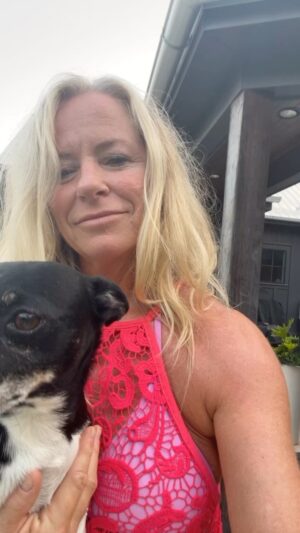 Deana Carter Instagram - Couple o’ nice, HOT days at home! 🌞 🏖️ 🐶
