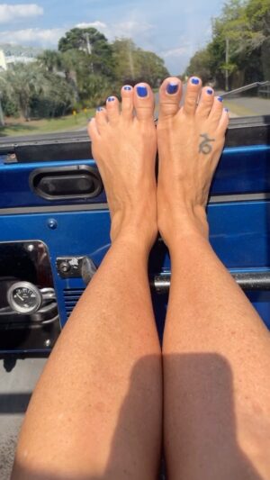 Deana Carter Instagram - Who knew that his Jeep would match my toenails perfectly! 🤷‍♀️ Hahaha! #dreamguy #beachday #30a #jeep
