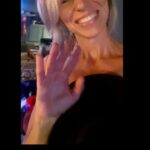 Debbie Gibson Instagram - Pre Show NYC ❤️ Dressing Room 🤘🏽 @gramercytheatre 12/1 Girlfriend had some angst to get out before becoming “Winterlicious” ❄️ #dance #dancer #liveshow