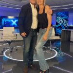 Debbie Gibson Instagram - Always a blast hangin’ with @billybush at extra ! 🎬 Pleez don’t change ! 🤍 Jeans : Vintage @dolcegabbana Shoes : @gucci Glam : Me ! TY @jtwolki #tv #entertainmentnews #extra