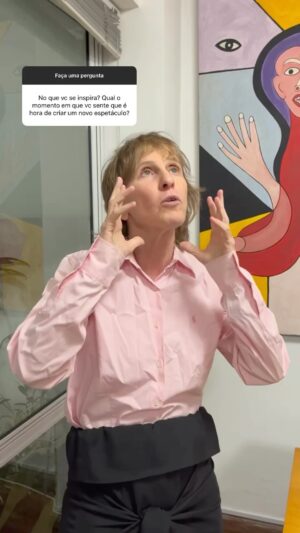 Deborah Colker Instagram - SOBRE SAGRAÇÃO // Respondendo à @‌claudiat_2

Um novo espetáculo pode nascer de inúmeras formas - alguma inquietude, curiosidade, estudo ou experiência são bons exemplos de inspirações que mais pra frente, se transformam em um tema ‘concreto’. No caso de “Sagração” - o novo espetáculo da companhia que estreia esse ano - a temática surge inspirada na obra de Stravinsky, “Sagração da Primavera”.

#ciadeborahcolker #sagração #espetáculodedança #dançacontemporânea #deborahcolker #stravinsky