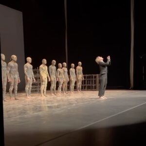 Deborah Colker Instagram - ‘Cão Sem Plumas’ pelas palavras de Ruy Filho.❤️
🗣️texto completo no @antropositivo 

“Em Cão sem Plumas, encontramos outra possibilidade para dançar: coreografar os sentidos poéticos dos nossos temores, dos submundos, dos alertas, dos erros, das vidas que desaparecem, dos rios que secam, das ruínas, das rachaduras, das injustiças. Ao torná-las corpos, ao revelar o indizível pela grandeza de um poeta, Débora Colker e Cláudio Assis compõem um outro possível de João Cabral de Melo Neto, um outro que é tão gigantesco quanto, capaz de suportar um Brasil impossível e (quase) intraduzível.”

📹 @henrique_botkay @julianozzappia 

#cãosemplumas #cãosemplumasemlisboa #ciadeborahcolker #riocapibaribe #joaocabraldemeloneto