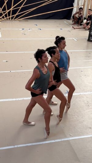 Deborah Colker Instagram - Sextou💪
Corrido de Cão Sem Plumas de hoje, um dos últimos ensaios completos antes de irmos para Lisboa! 

Ingressos disponíveis no site do Teatro Tivoli BBVA

@teatrotivolibbva @deborahcolker