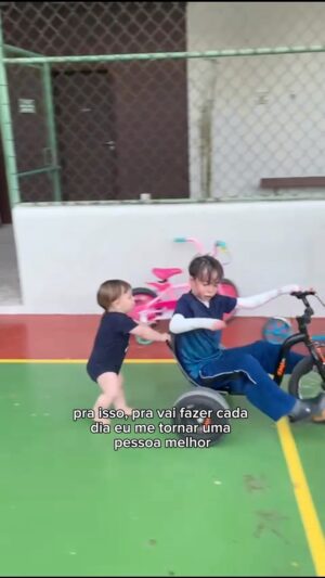 Deborah Colker Instagram - Outubro é o mês da conscientização sobre a Epidermólise Bolhosa Distrófica Recessiva. 

Uma das melhores coisas da vida pra mim foi ser avó, e meu neto neto veio ao mundo com essa condição genética. Que possamos construir um mundo cada melhor e mais evoluídos para nossos raros🤍

#debra #epidermolisebolhosa #doençasraras