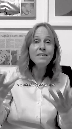 Deborah Colker Instagram - O mês de outubro é dedicado à conscientização da sociedade sobre a epidermólise bolhosa. 

Lembrar e falar sobre isso é enfatizar a luta contra a discriminação, reforçar a conscientização em relação às doenças raras e apoiar a ampliação de estudos científicos voltados para os raros. 

#TBT de um ano atrás, quando fui uma das convidadas da 6a edição do Cenário Brasileiro de Doenças Raras, pela Casa Hunter. 

#TBT #epidermolisebolhosa #CasaHunter #doencasraras