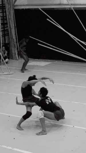 Deborah Colker Instagram - Ensaio de Sagração nos detalhes🤍

#sagraçãonopalco #arteemovimento #dancacontemporanea #vidadeartista #ciadeborahcolker