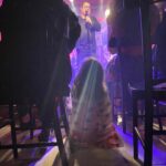 Deborah Colker Instagram - Programa lindo de ontem no show dele @toniplatao! Especial demais ver a minha neta Alice assistir ao avô Totoi cantando pela primeira vez junto comigo, @clara.colker e o Theo🤍