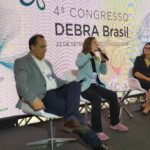Deborah Colker Instagram - Nesse final de semana, tive a alegria de participar do 4º Congresso Debra Brasil para compartilhar pesquisas, experiências e descobertas sobre Epidermólise Bolhosa. É muito gratificante poder integrar essas conversas tão importantes, que trazem luz à EB e também mostram a paixão pela missão de buscar diferentes formas de cura. #congressodebrabrasil #EB #debrabrasil #epidermolisebolhosa #congressoeb #cuidadoscomeb #avançosnasaúde