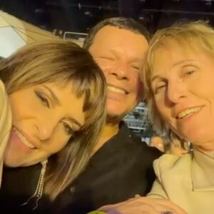 Deborah Colker Instagram - De ontem no show de 40 anos do cantor e bailarino Leo Jaime, com Fernanda Abreu e Toni Platão - no palco com Leo, João Penca e seus miquinhos amestrados e o gênio Eduardo Dusek🤍

Leo faz aula no CMDC Gávea, ama dançar! Somos amigos a mais de 40 anos! Viva, que show incrível!
