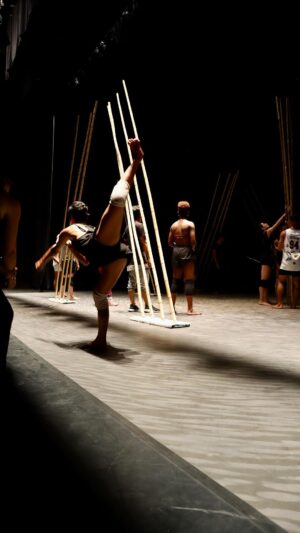 Deborah Colker Instagram - E a ‘casa’ para os ensaios de Sagração mudaram de lugar por um tempo, obrigada por nos receber @cidadedasartes_ 💫 

#ciadeborahcolker #cidadedasartesrj #cidadedasartes #arteemovinento #dancacontemporanea #deborahcolker