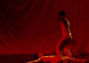 Deborah Colker Instagram - ABRINDO O ARQUIVO // ‘Vulcão’, obra criada por Deborah em 1994, pesquisa e radicaliza em direção as impurezas e mixagens que ampliaram o campo da dança e da arte. O espetáculo se divide em quatro blocos que apresentam universos distintos fechados em si mesmos:

1º vídeo: MÁQUINAS – apresenta o corpo científico e mecânico.
 
2º vídeo: DESFILE – inspirado na ideia da passarela que exalta à beleza e a elegância, graça e a deformação das medidas exatas.
​
3º vídeo: PAIXÃO – o corpo num transe amoroso. Descontrolado e desesperado. O sublime e o patético.
 
4º vídeo: FESTA – um domingo no parque, é uma festa solar, sample de ritmos variados onde tudo se mistura e vira festa.

#Vulcão  #DeborahColker #CiaDeborahColker #CiaDeborahColker1994 #DançaContemporânea #abrindooarquivo