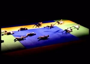Deborah Colker Instagram - ABRINDO O ARQUIVO // ‘Vulcão’, obra criada por Deborah em 1994, pesquisa e radicaliza em direção as impurezas e mixagens que ampliaram o campo da dança e da arte. O espetáculo se divide em quatro blocos que apresentam universos distintos fechados em si mesmos:

1º vídeo: MÁQUINAS – apresenta o corpo científico e mecânico.
 
2º vídeo: DESFILE – inspirado na ideia da passarela que exalta à beleza e a elegância, graça e a deformação das medidas exatas.
​
3º vídeo: PAIXÃO – o corpo num transe amoroso. Descontrolado e desesperado. O sublime e o patético.
 
4º vídeo: FESTA – um domingo no parque, é uma festa solar, sample de ritmos variados onde tudo se mistura e vira festa.

#Vulcão  #DeborahColker #CiaDeborahColker #CiaDeborahColker1994 #DançaContemporânea #abrindooarquivo