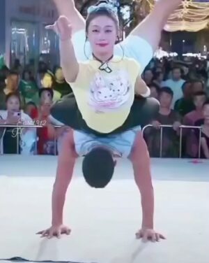 Deborah Colker Instagram - O corpo em ação - como arte, como cultura, como dança, como trabalho, como forma de expressão - genial🤍

1º vídeo via @akhi_husni
2º vídeo via @miydance_ & @boxerdancedancedance 
3º vídeo via @shonaingle220 
4º vídeo via @maritaethio 
5º vídeo via @manuela_flamenca28 
6º vídeo via @t__sm0ove